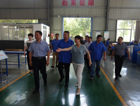 樊城區(qū)委書記柴普軍帶領(lǐng)區(qū)四大家領(lǐng)導(dǎo)及區(qū)工會主席龐玉陽同志慰問世陽電機一線員工